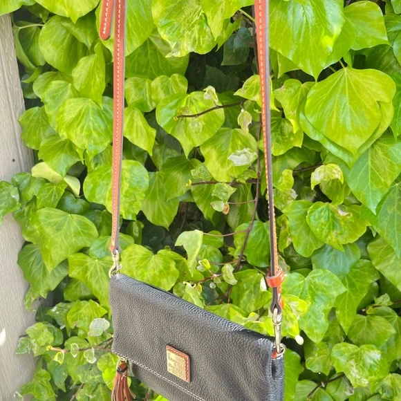 Dooney & Bourke Black Pebbled Leather Zipper Clutch Crossbody Bag Red Interior - Picture 3 of 16